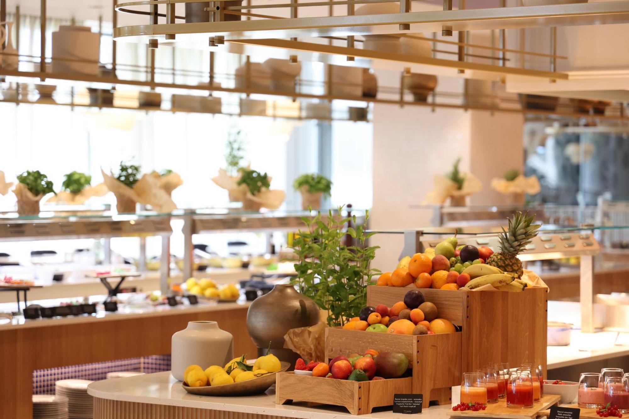 Grand Hotel Brioni Pula, A Radisson Collection Hotel Esterno foto The buffet at the restaurant