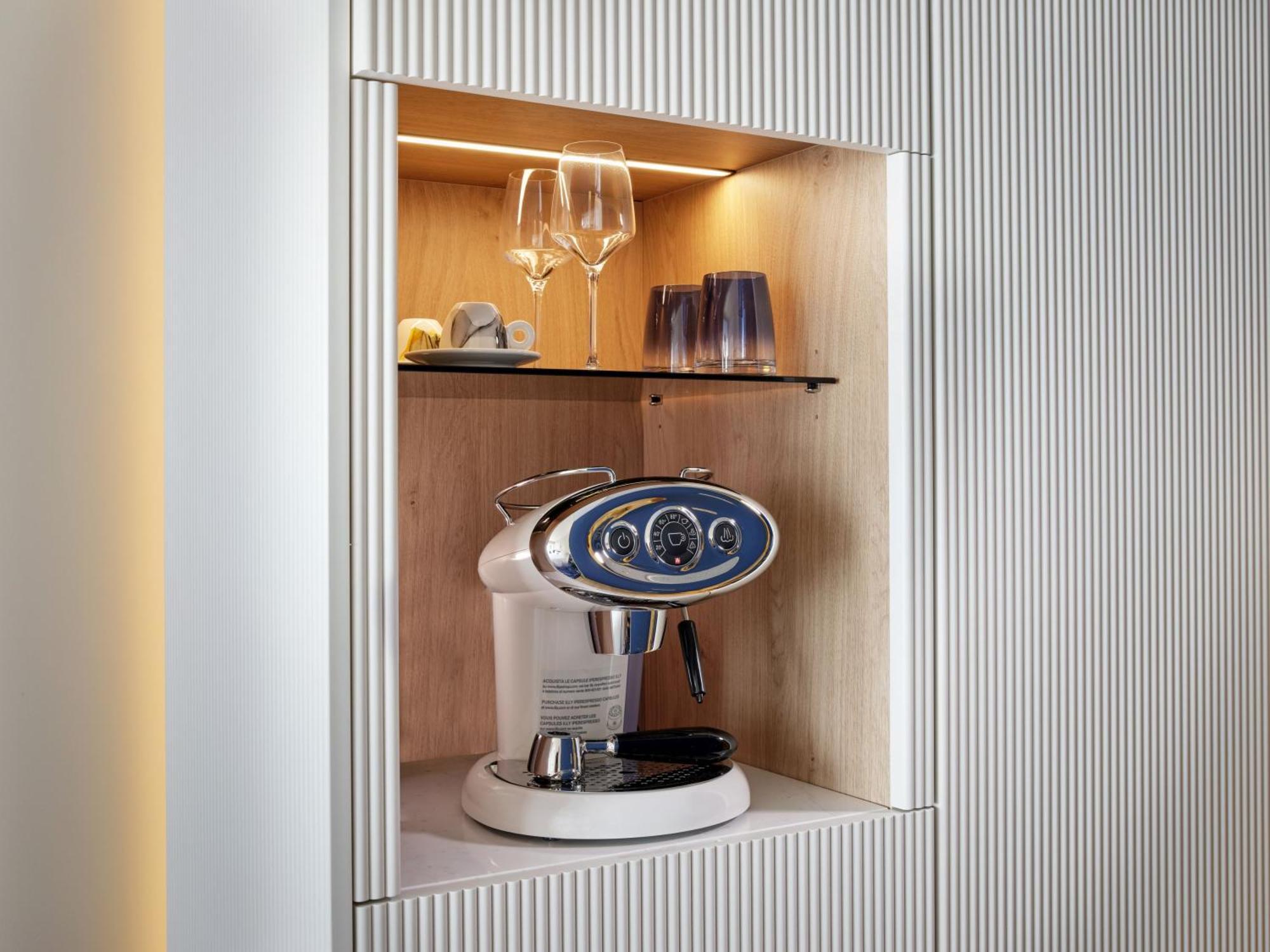Grand Hotel Brioni Pula, A Radisson Collection Hotel Esterno foto A coffee machine in a hotel room