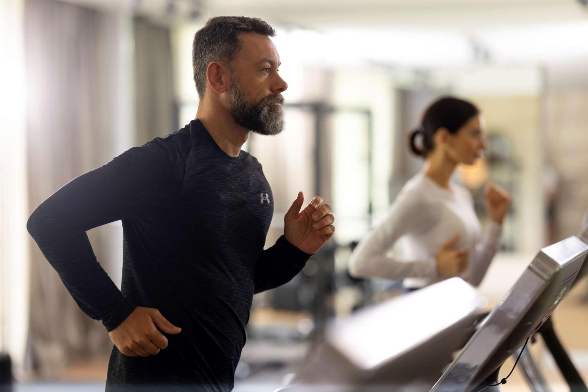 Grand Hotel Brioni Pula, A Radisson Collection Hotel Esterno foto A man and a woman on treadmills