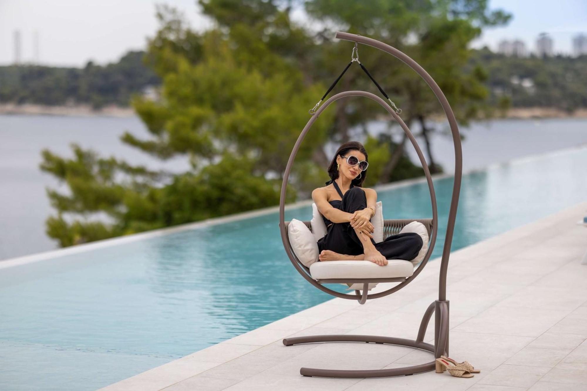 Grand Hotel Brioni Pula, A Radisson Collection Hotel Esterno foto Hanging chair
