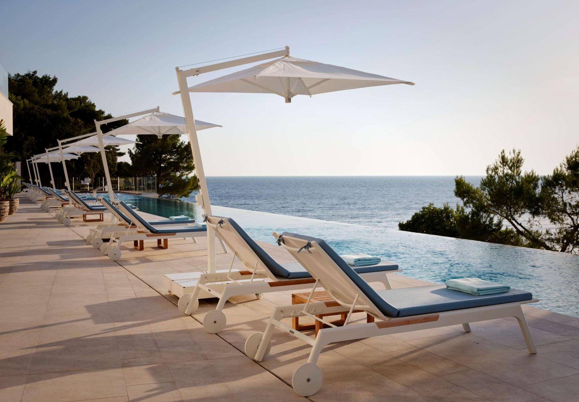 Grand Hotel Brioni Pula, A Radisson Collection Hotel Esterno foto The hotel's infinity pool