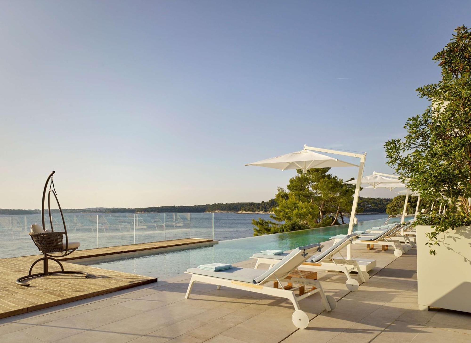 Grand Hotel Brioni Pula, A Radisson Collection Hotel Esterno foto The Hotel's Infinity Pool