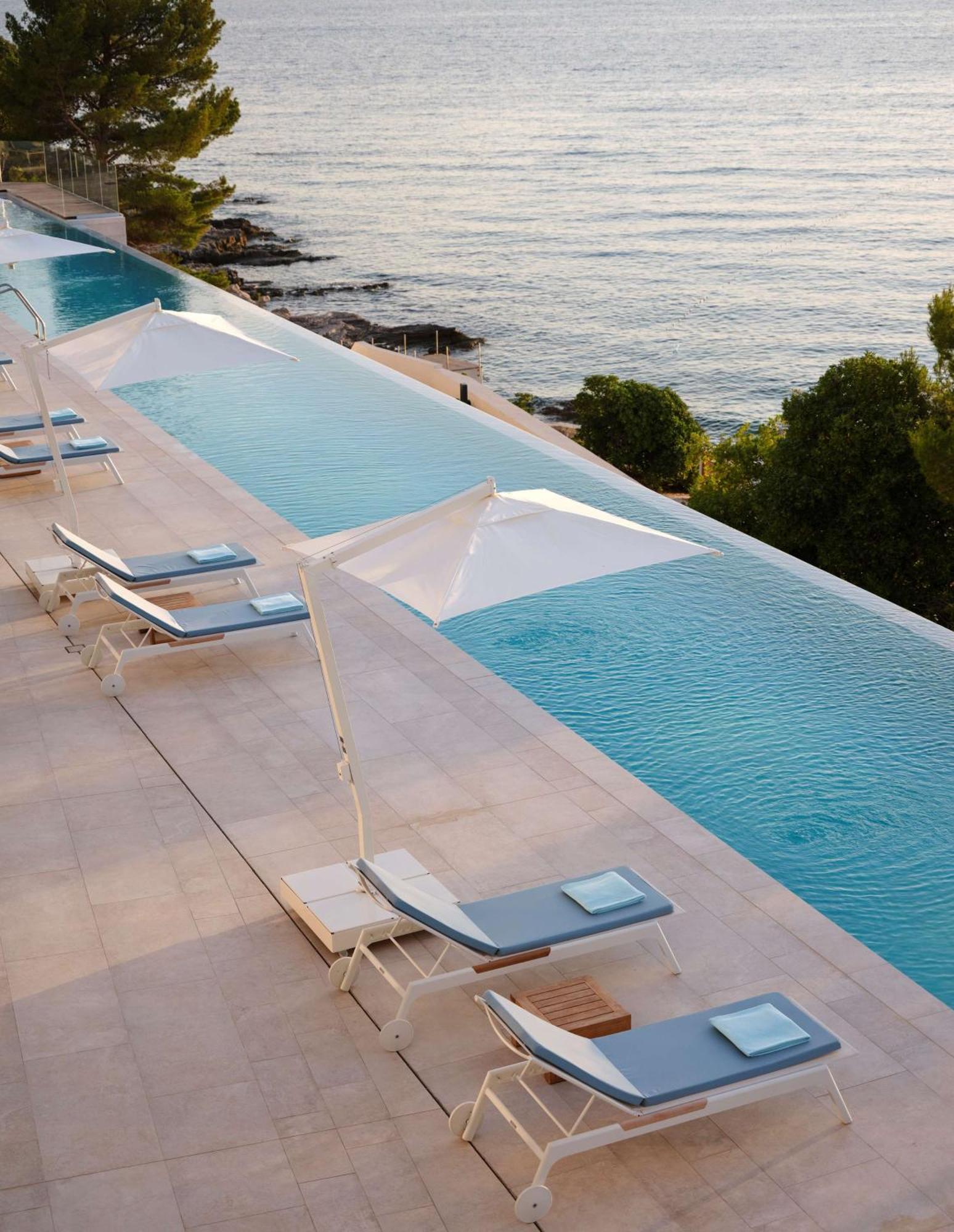 Grand Hotel Brioni Pula, A Radisson Collection Hotel Esterno foto The pool at the hotel
