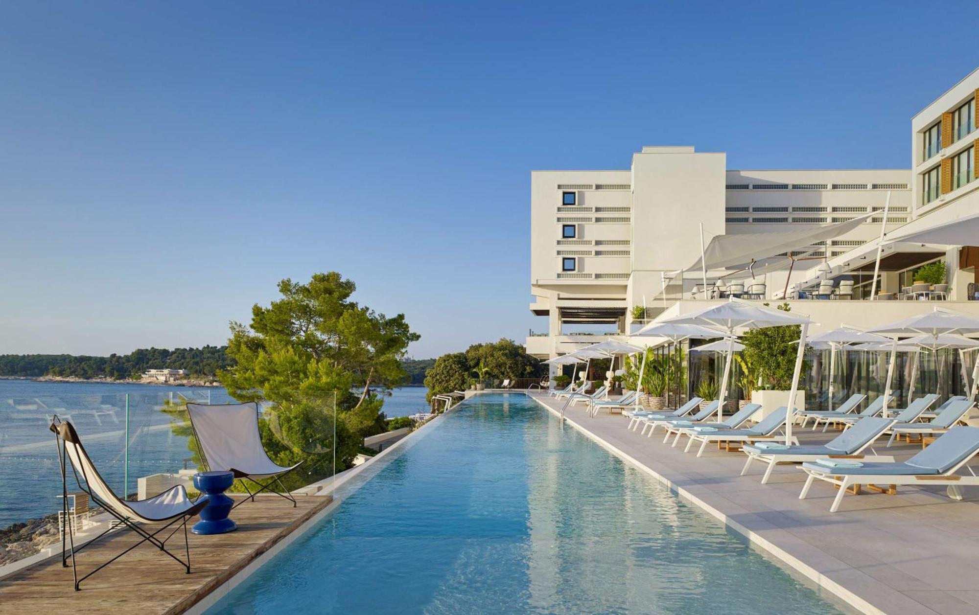 Grand Hotel Brioni Pula, A Radisson Collection Hotel Esterno foto The hotel's pool